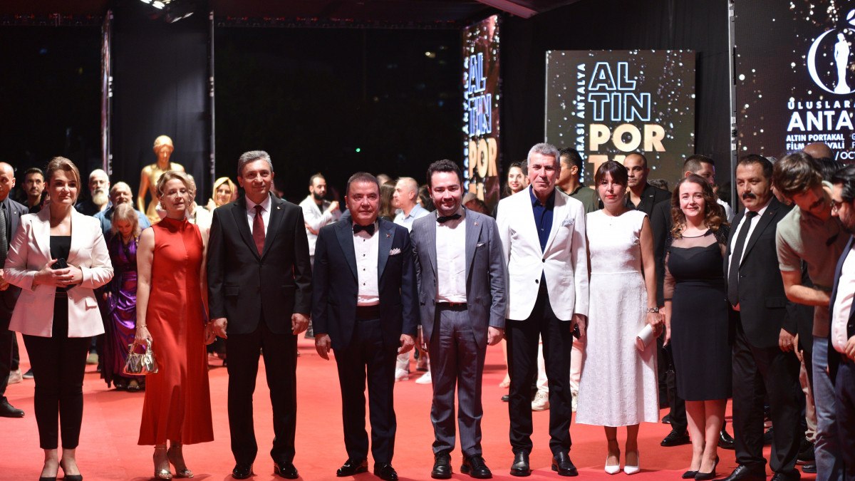 Altın Portakal’ın kırmızı halısında yıldız geçidi