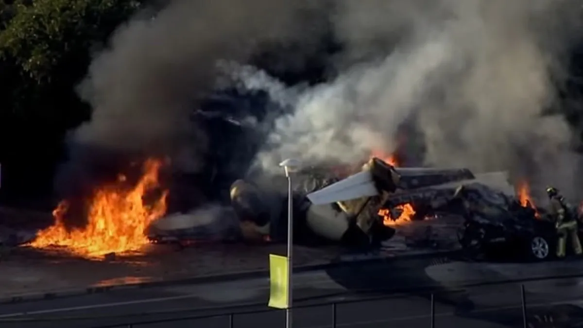 ABD’de ölümlü uçak kazası: Arabaya çarptı