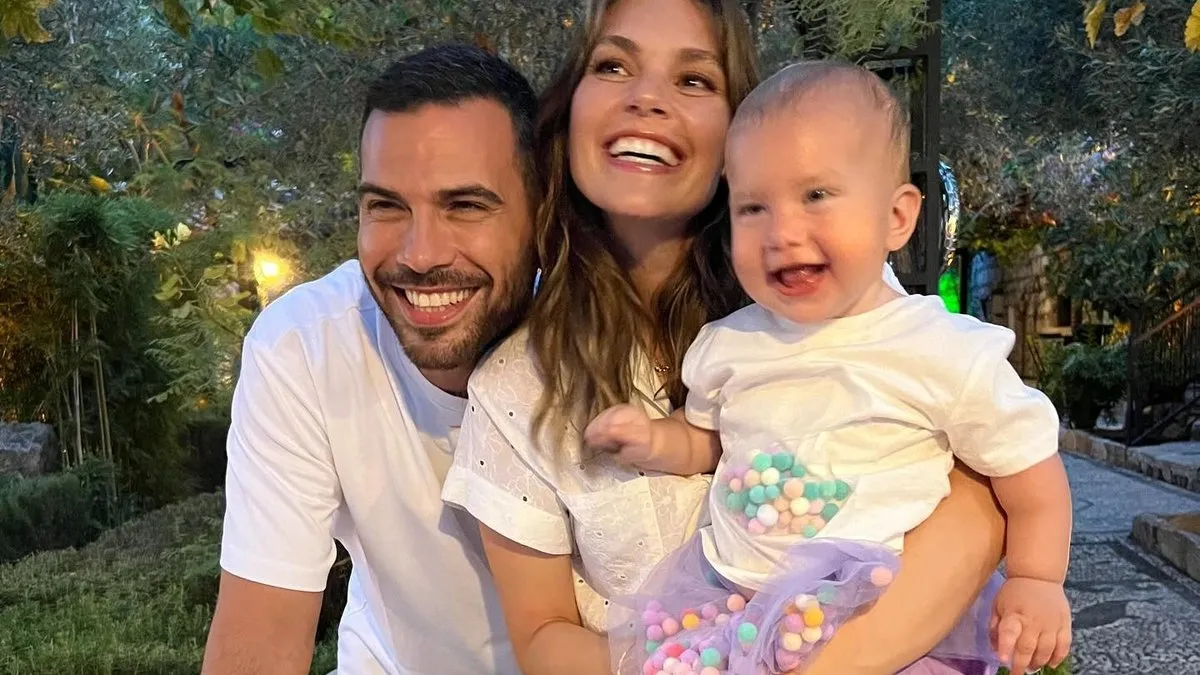 Aslı Enver’den kalp ısıtan annelik paylaşımı! Bakın kızını sevmelere nasıl doyamadı…