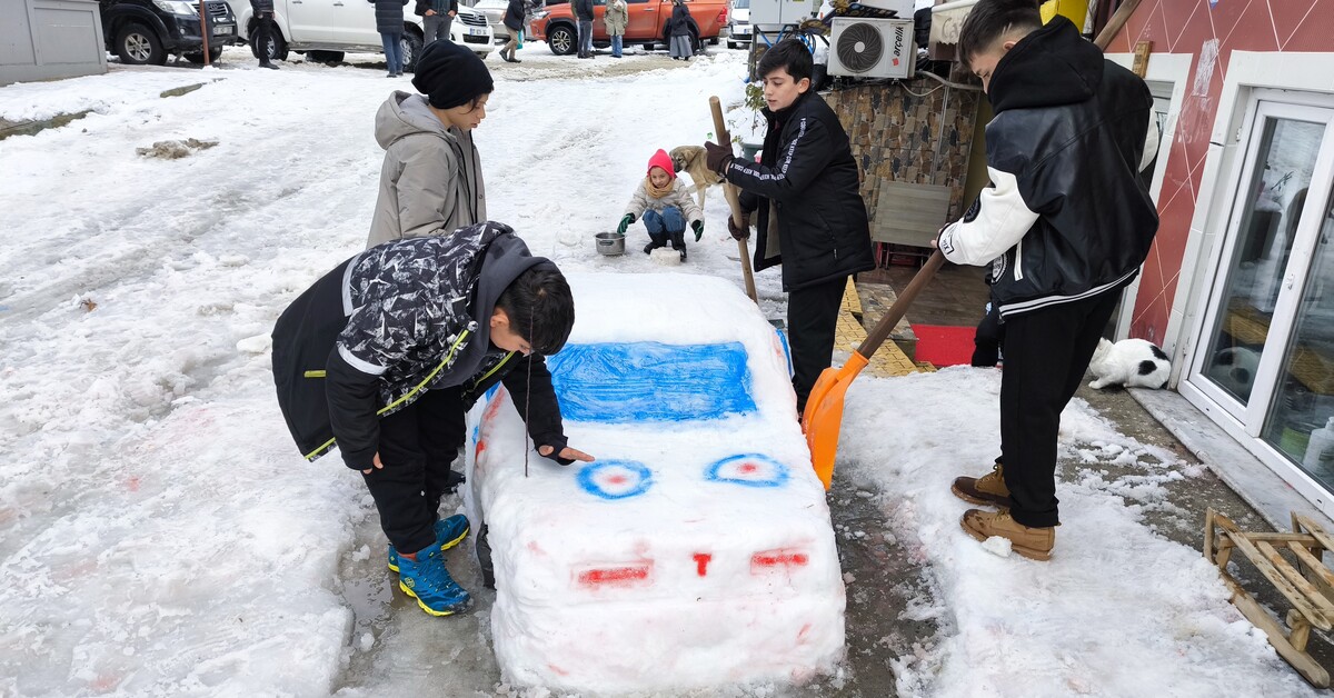 Hızlarını alamadılar kardan araba yaptılar