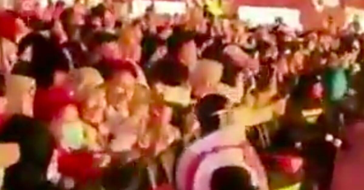 Çin’de arızalanan robot insanlara kafa atmaya çalıştı