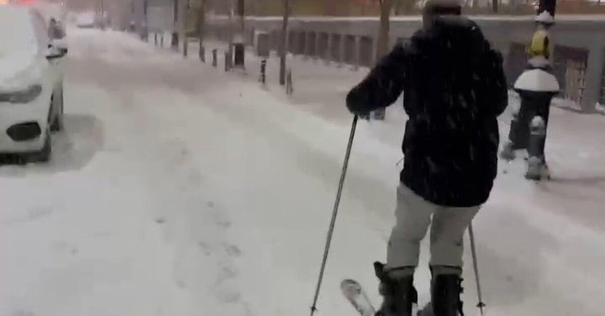 O kentin sokaklarında kayak keyfi yaptı!