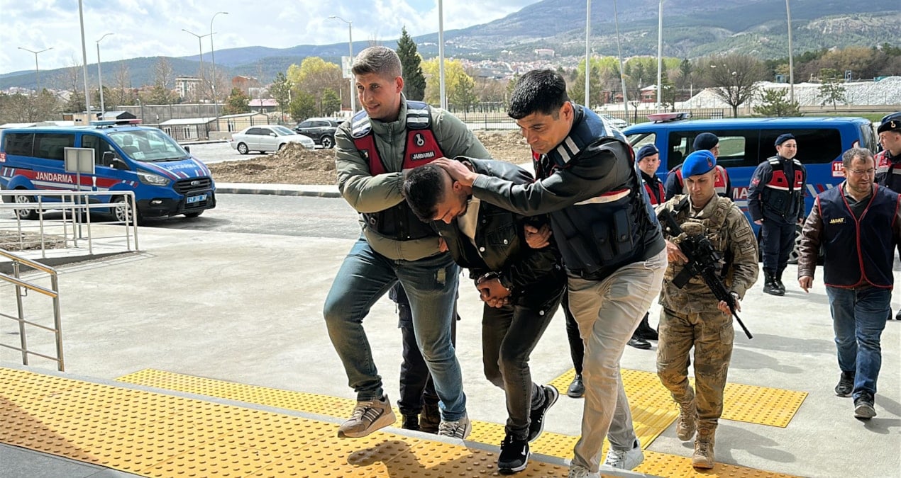 Alkol aldığı arkadaşını silahla vurup ağır yaraladı