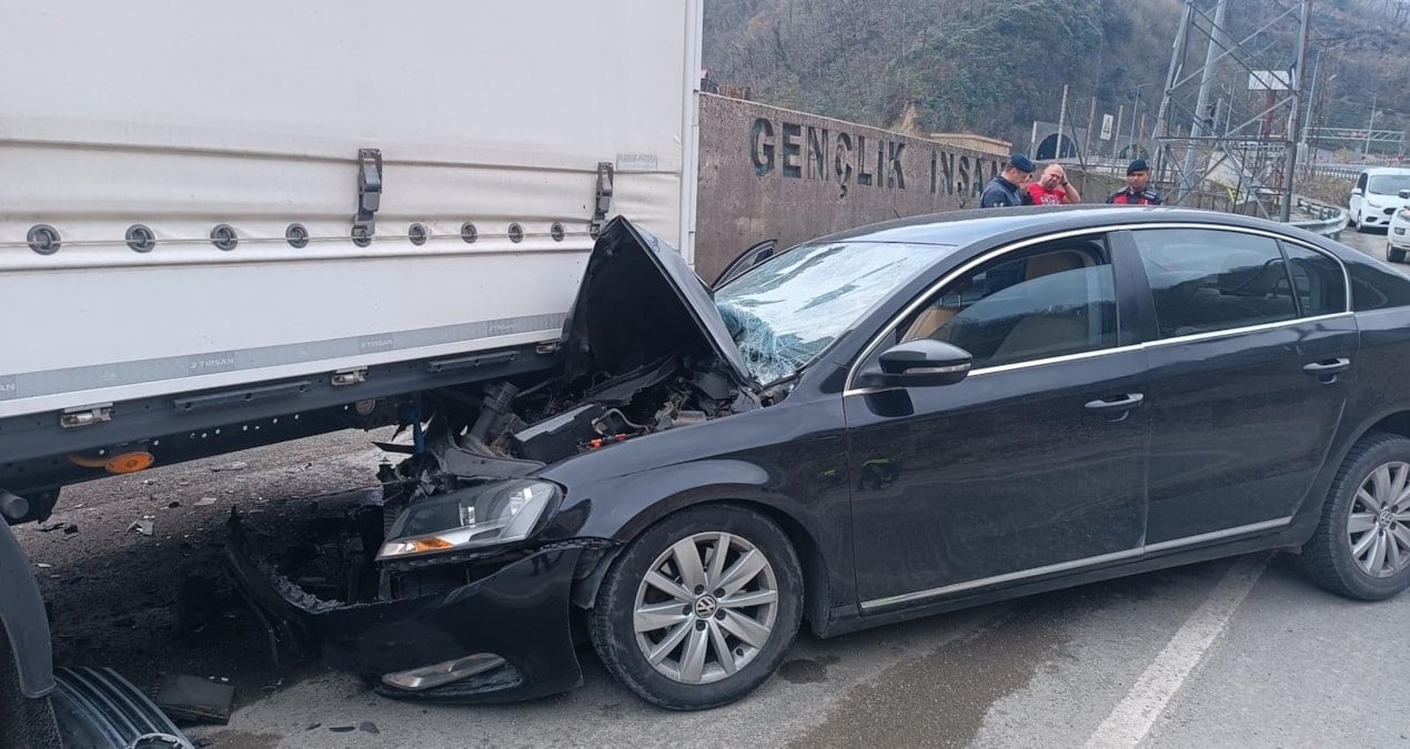 Artvin’de otomobil park halindeki tıra çarptı! 3 yaralı