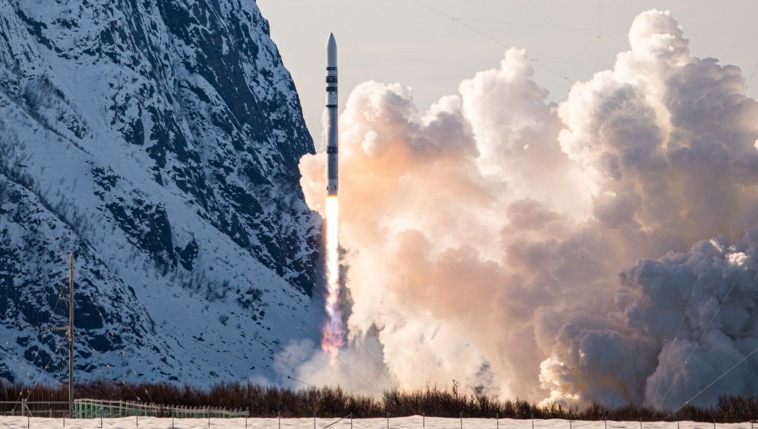 Avrupa’nın ilk yörünge roketi yere çakıldı! Canlı yayında devrildi