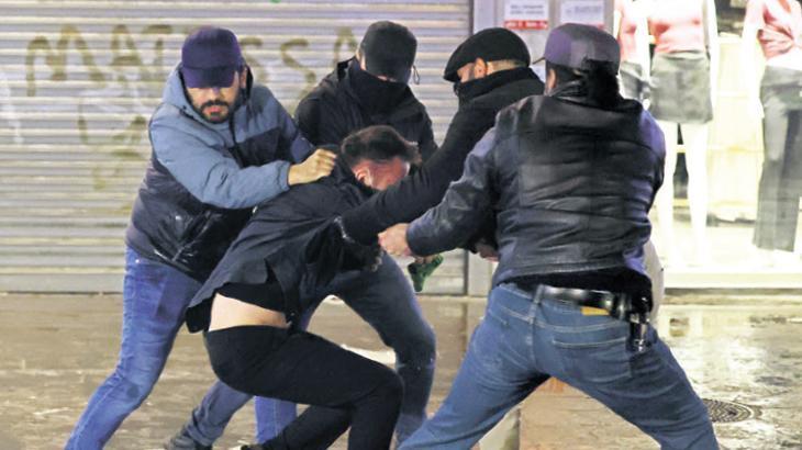 Dokuz gazeteci gözaltına alındı