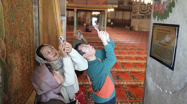 Duyan akın ediyor: Bu camiye gelenler Kabe taşına dokunma fırsatı da buluyor