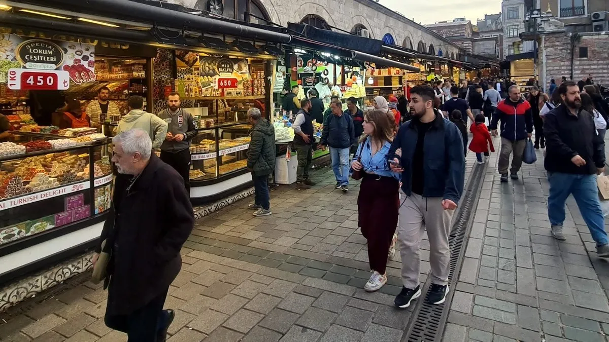 Eminönü’nde bayram alışverişi heyecanı arttı: Vatandaş çikolata ve şekere yoğun talep gösterdi