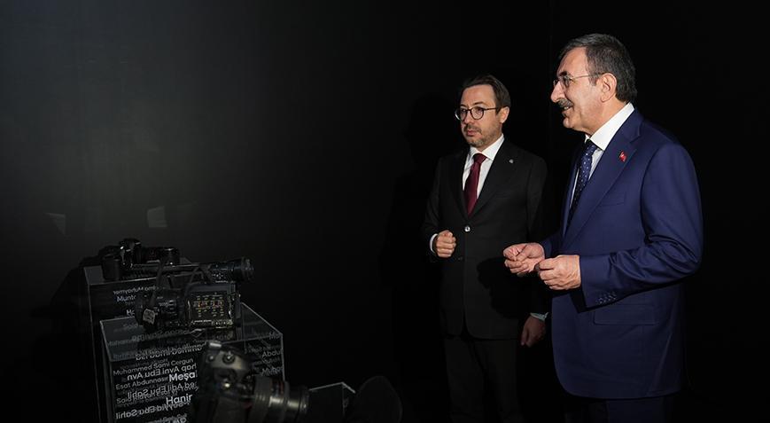 Cumhurbaşkanı Yardımcısı Yılmaz ‘Sessiz Tanık’ galerisini gezdi