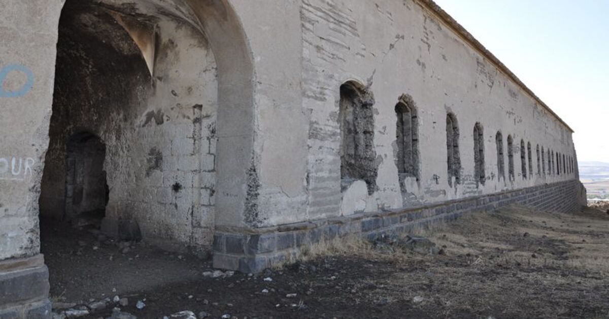 Kars’ta kaderine terk edilen “tabyalar” harabeye döndü