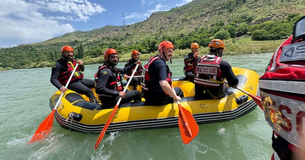 Garzan Çayı’nda ilk rafting: Batman Valisi de kürek çekti